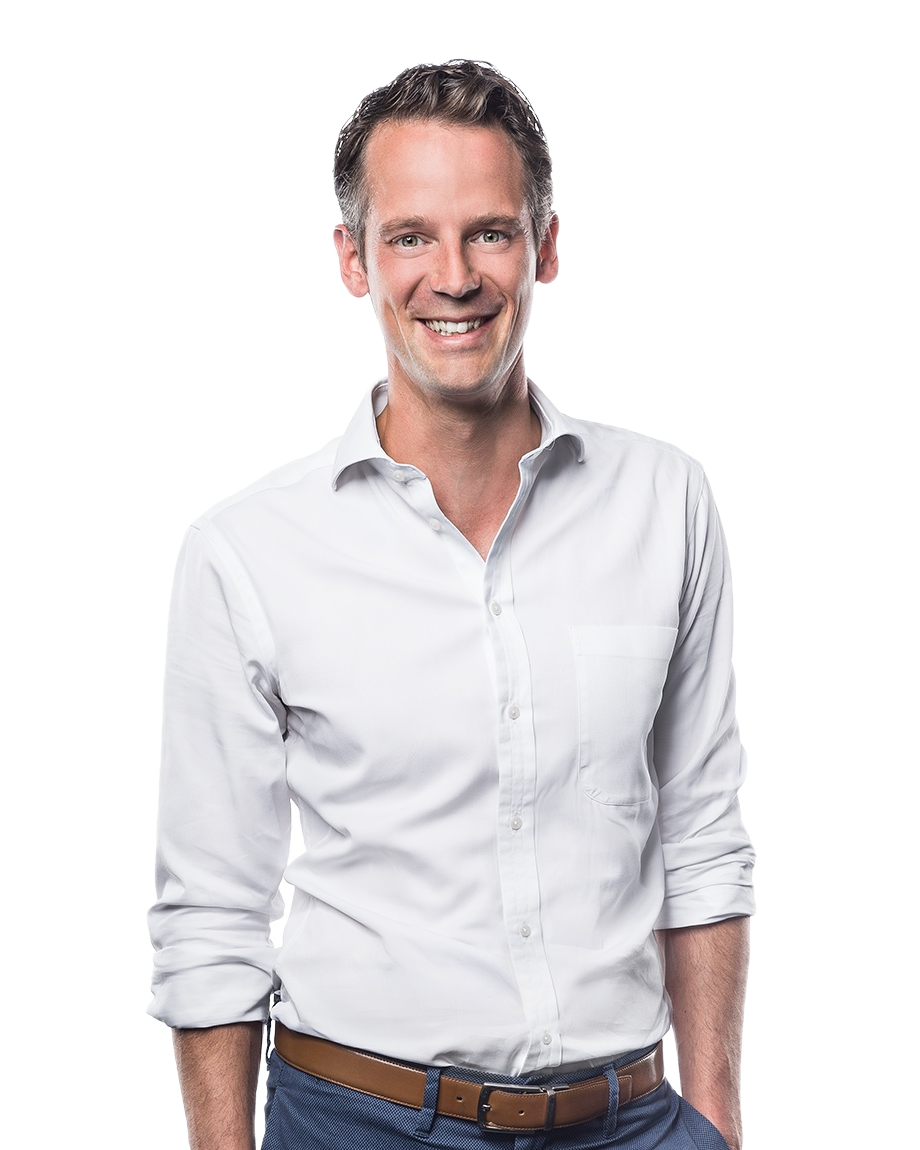 Sebastian Schilling, smiling, in a white shirt